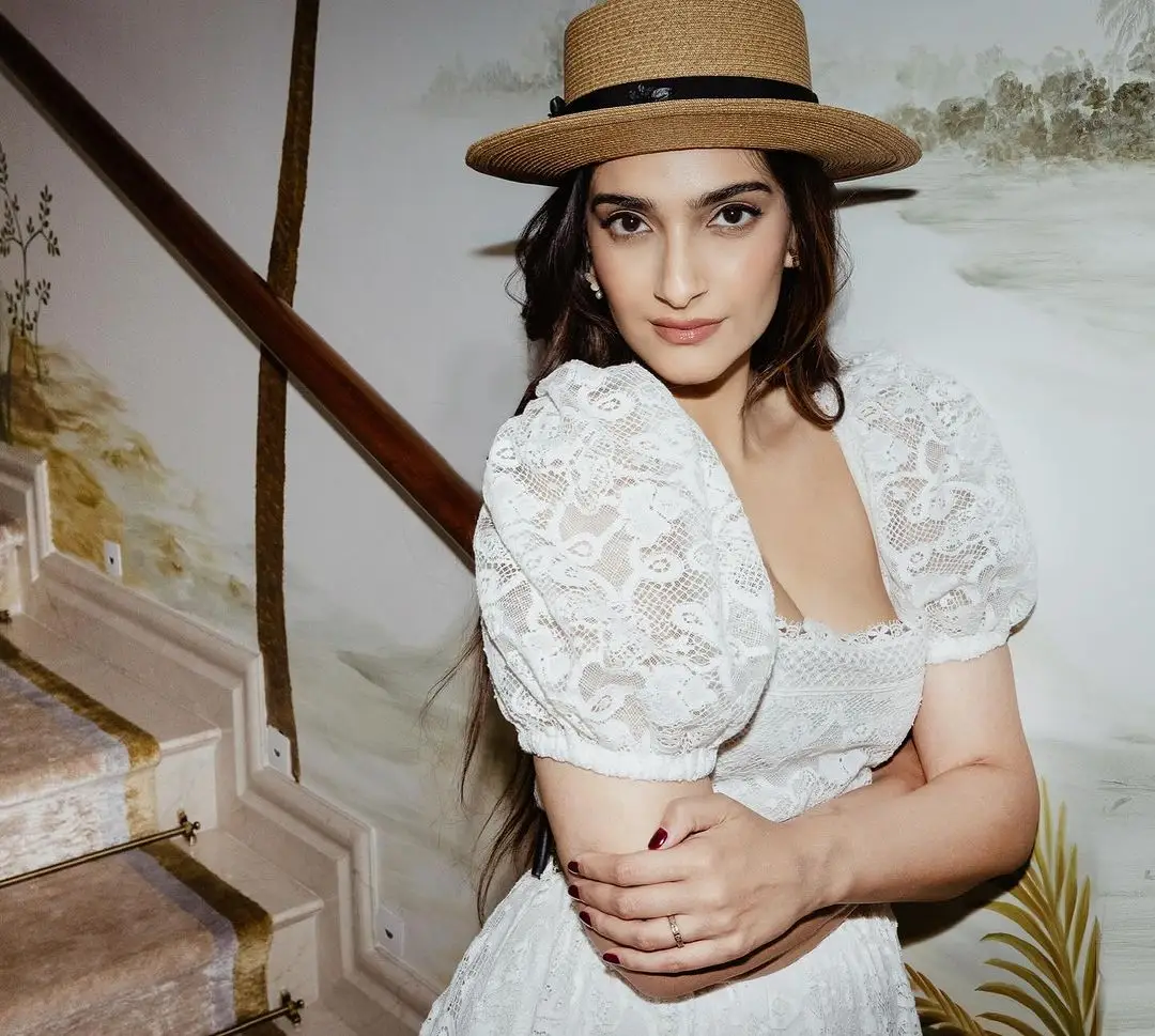 BOLLYWOOD ACTRESS SONAM KAPOOR PHOTOSHOOT IN LONG WHITE GOWN 8